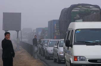 Heavy fog envelops Beijing