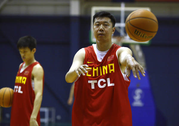 Basketball team trains while Yao Ming watches