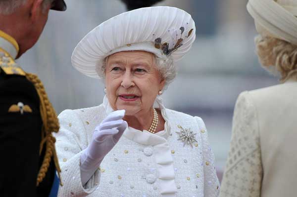 UK queen joins giant jubilee flotilla in London