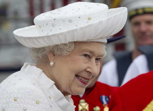 UK queen joins giant jubilee flotilla in London