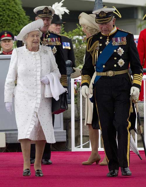 UK queen joins giant jubilee flotilla in London