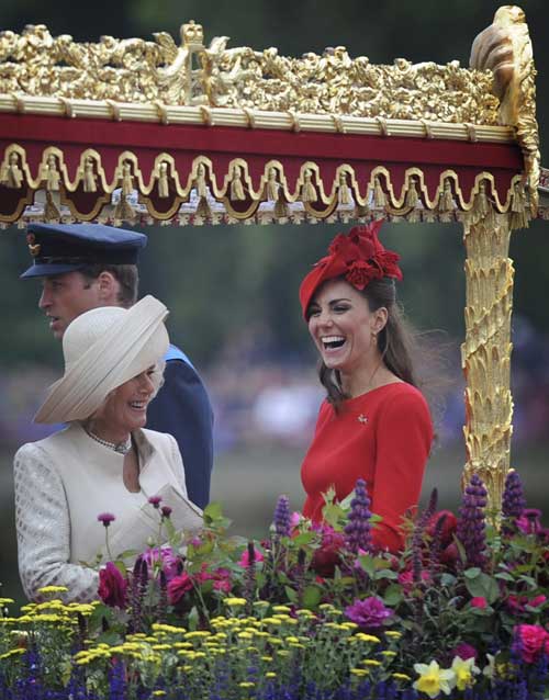 UK queen joins giant jubilee flotilla in London