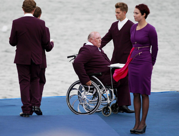 A very special medal and flower bearer