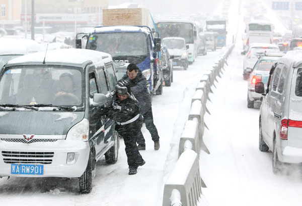 Urban flaws surface as the snow piles up