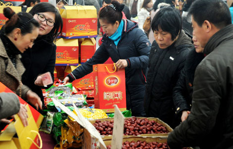 Retailers swarm Yiwu for Spring Festival