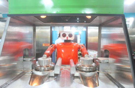 Robot-themed restaurant attracts business