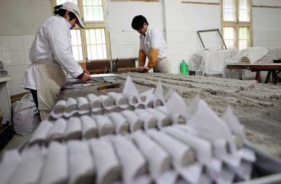 Chinese traditional pastry shops busy during holiday