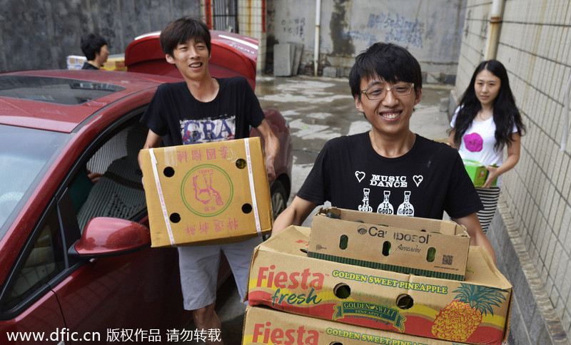 Student turns WeChat into fruit market