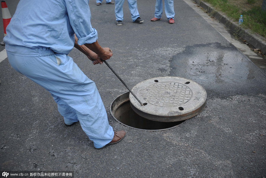 'Frogmen' dredge pipelines in Shanghai