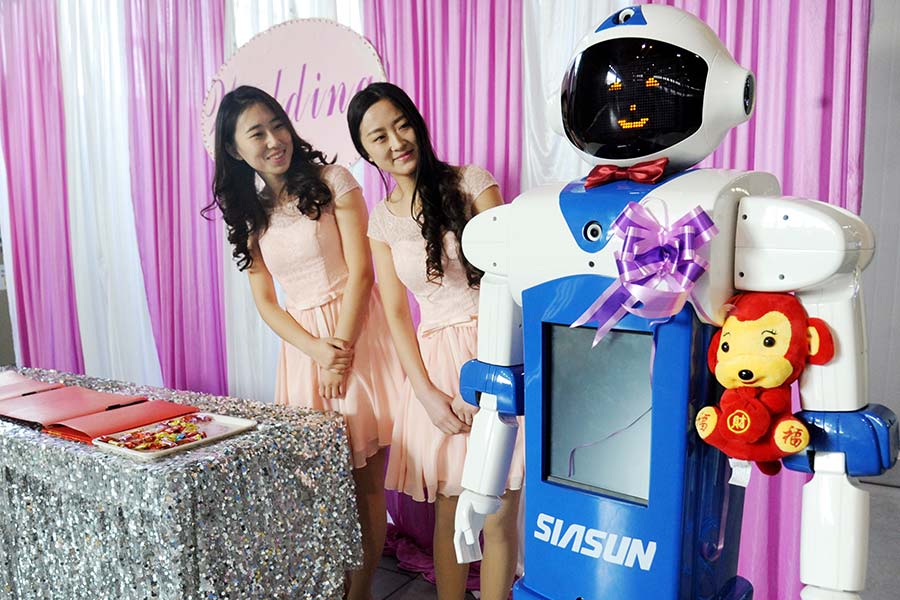 Robots serve at group wedding ceremony in Shenyang