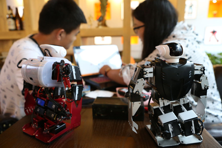 Robot-themed café debuts in Shanghai