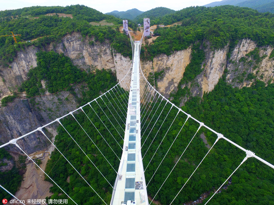 World's longest glass-bottomed bridge takes shape in Hunan