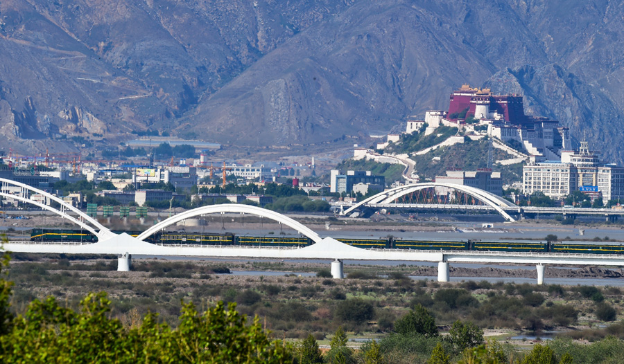 Travelling on the Qinghai-Tibet railway