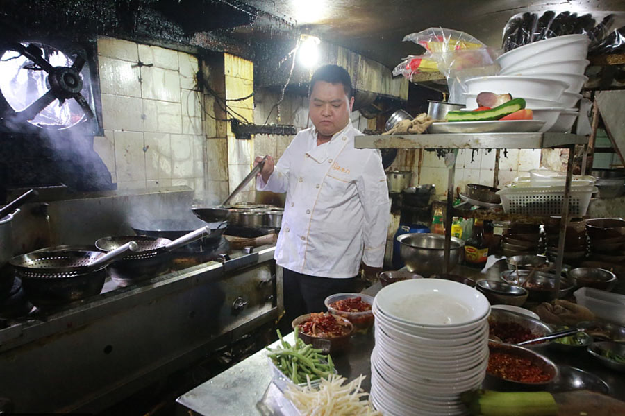 Chongqing 24-hour restaurant earns family four houses