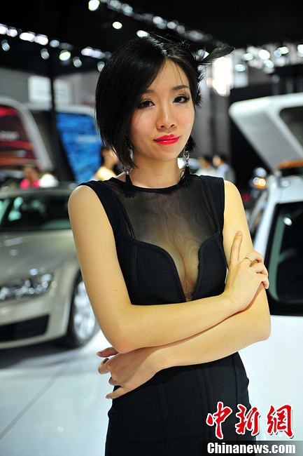 Glamorous models pose at Shenyang auto show