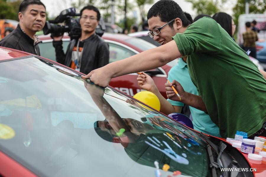 Cars with colorful cartoon drawings parade in Hangzhou