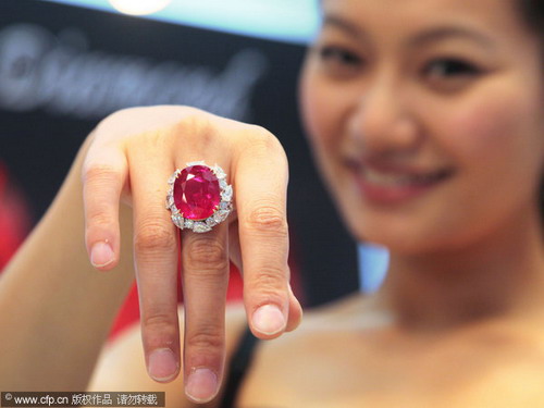 Glittery expo attracts jewelry fans in Shanghai