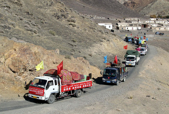 Xinjiang herdsmen move house