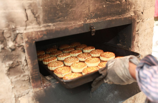 Hand-made mooncakes attract customers