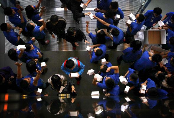 Asia's biggest Apple store opens in Beijing