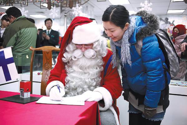 Santa mails Christmas wishes home