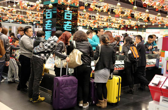 Shopping sales in Hong Kong attract mainland customers