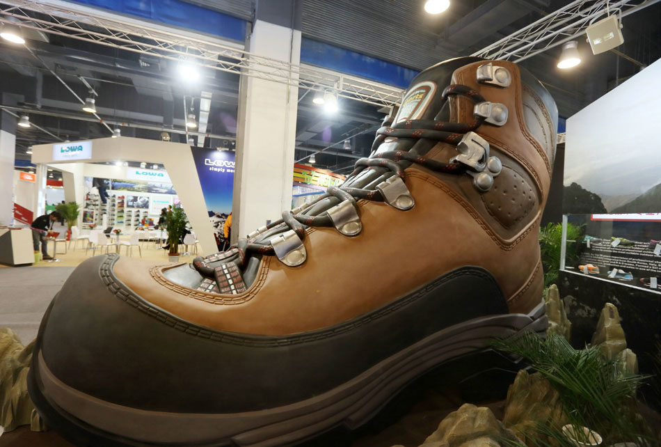 Outdoor sports exhibition kicks off in Beijing