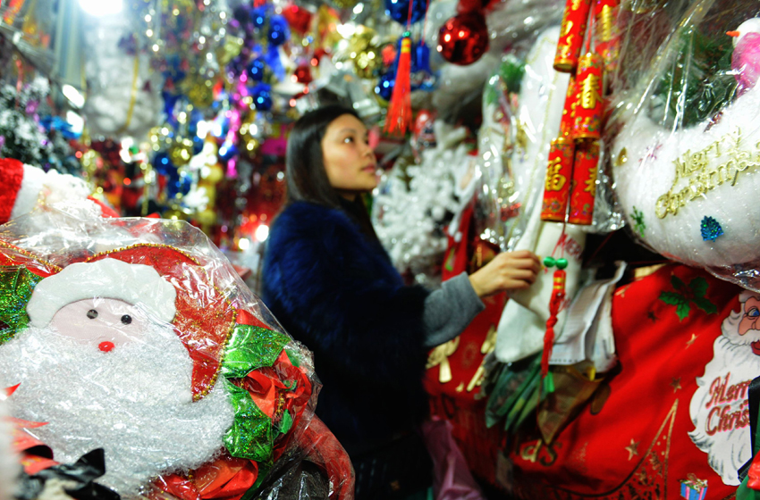 Christmas sales attract customers in China