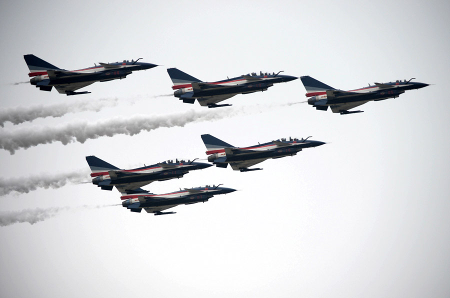 Aerial acrobats perform at China Airshow