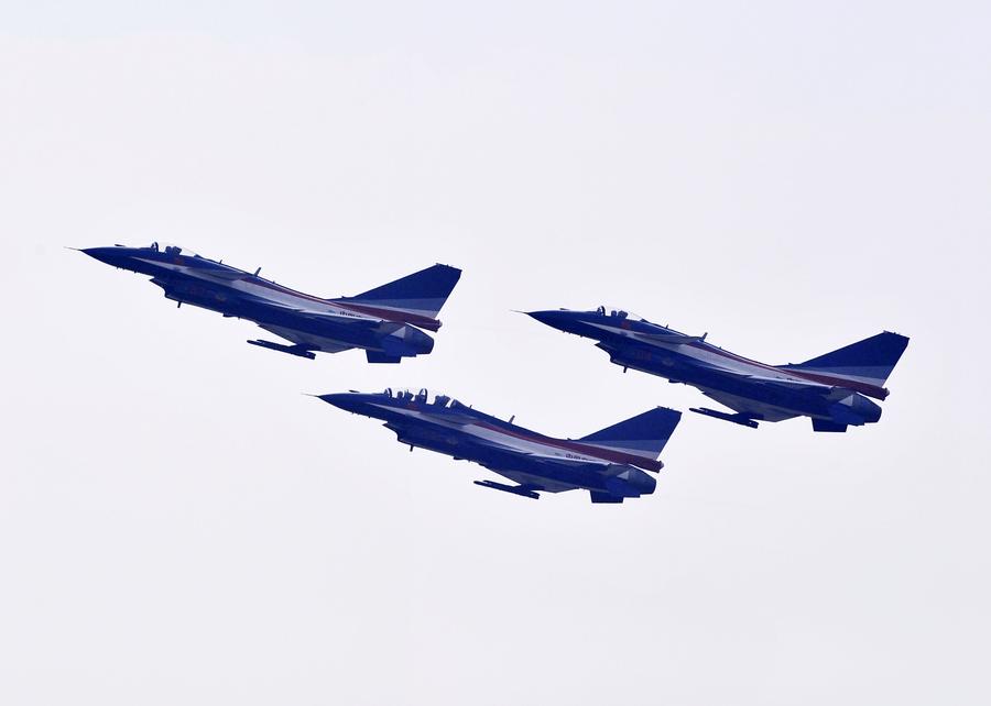 Aerial acrobats perform at China Airshow