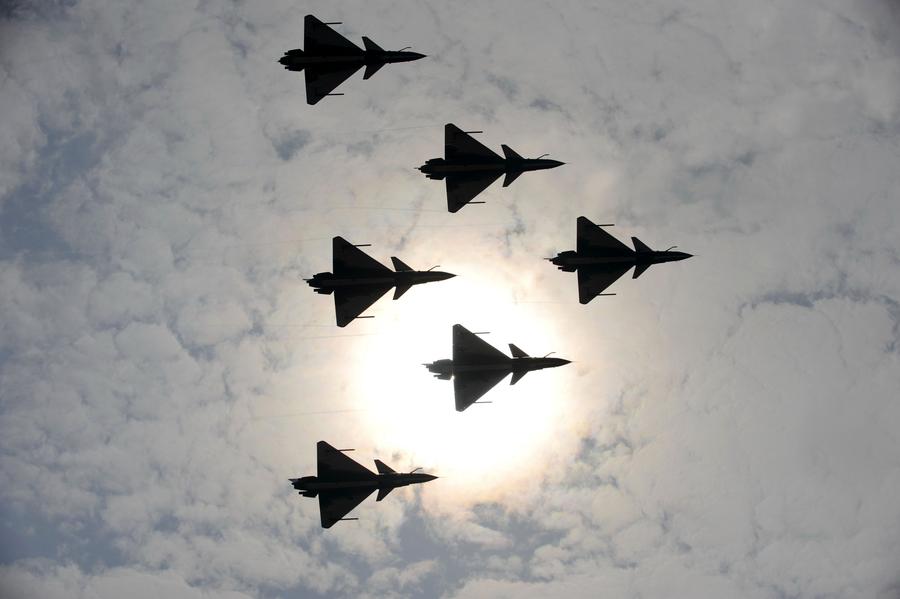 Aerial acrobats perform at China Airshow