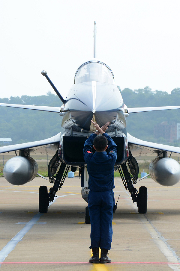 Aerial acrobats perform at China Airshow