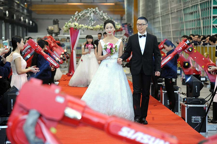 Robots serve at group wedding ceremony in Shenyang