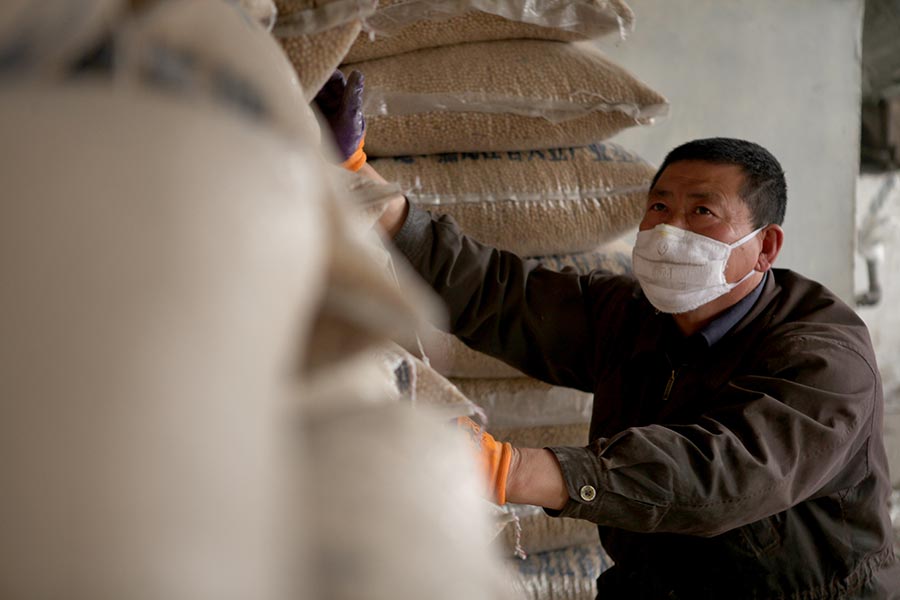 Father and son run oil mill in Jilin province