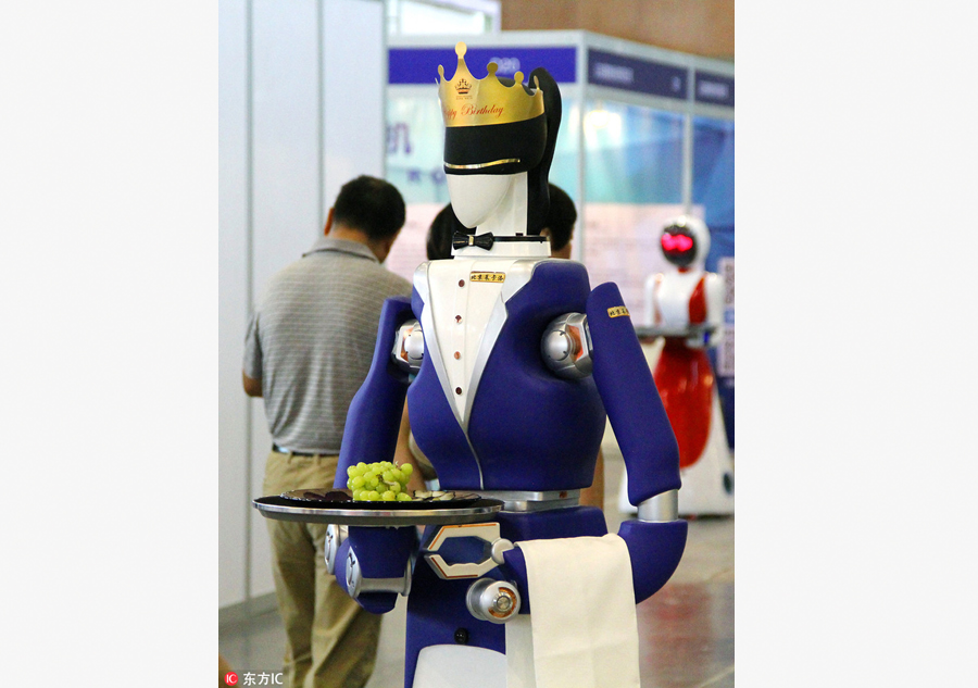 Beautiful, smart robots shine at expo in Nanjing