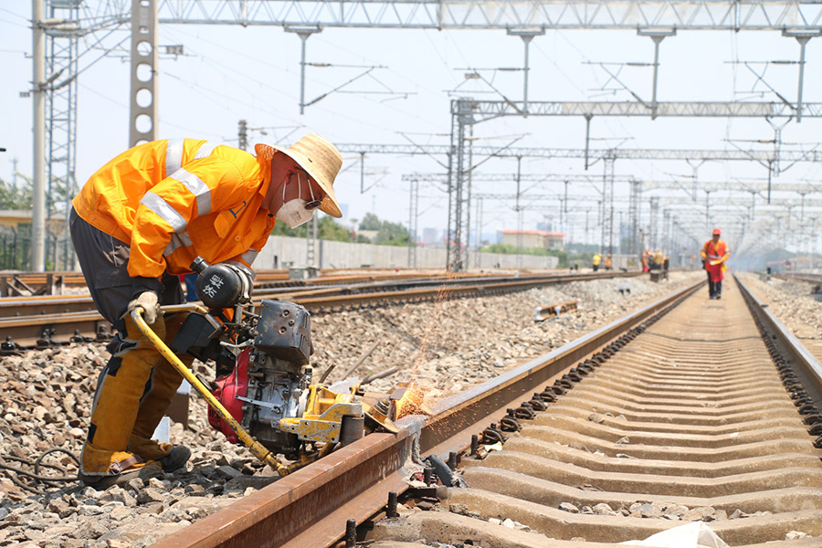 Working up a sweat: Outdoor workers endure heat wave