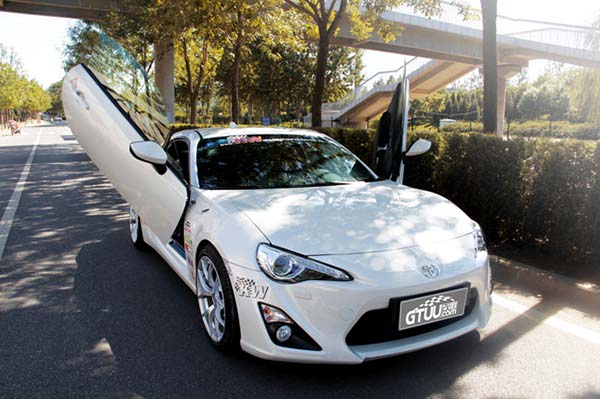 Toyota 86 gets scissor doors by LSD Doors