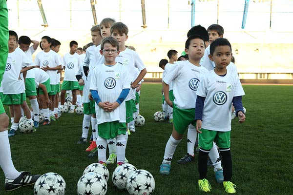 Video: VW tackles team spirit with football