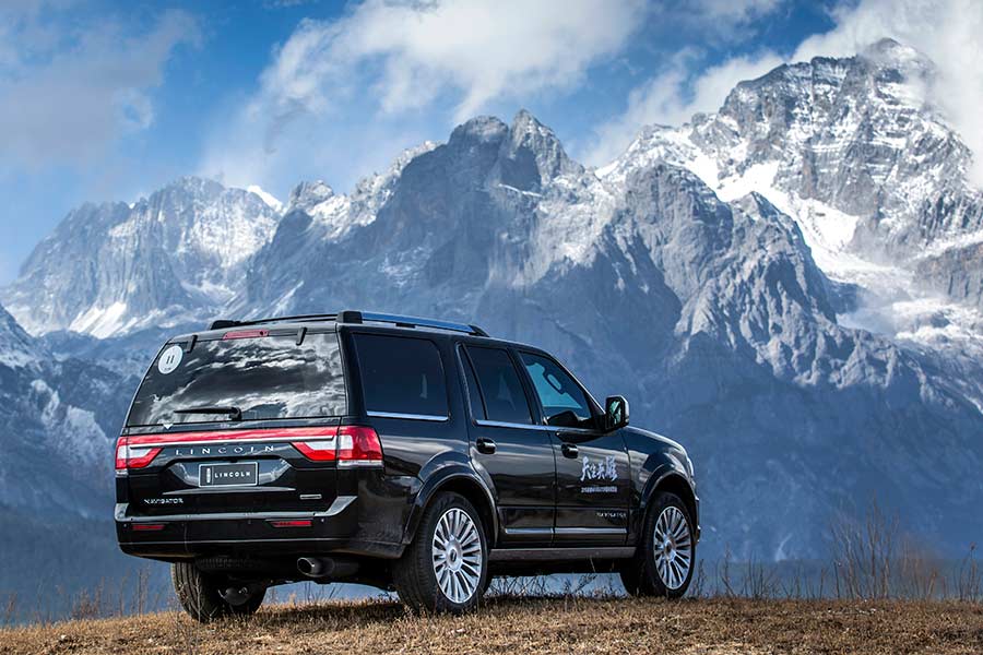 Lincoln Navigator SUV crosses Yunnan