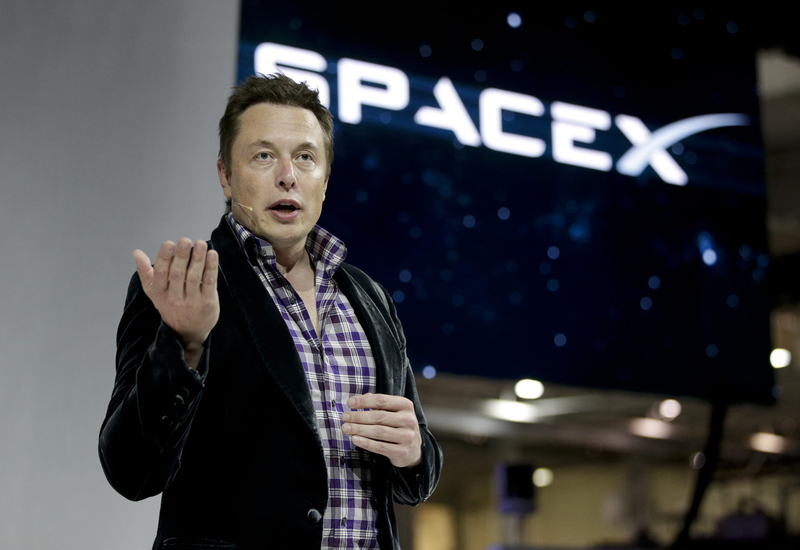 Elon Musk unveils SpaceX Dragon V2 spacecraft