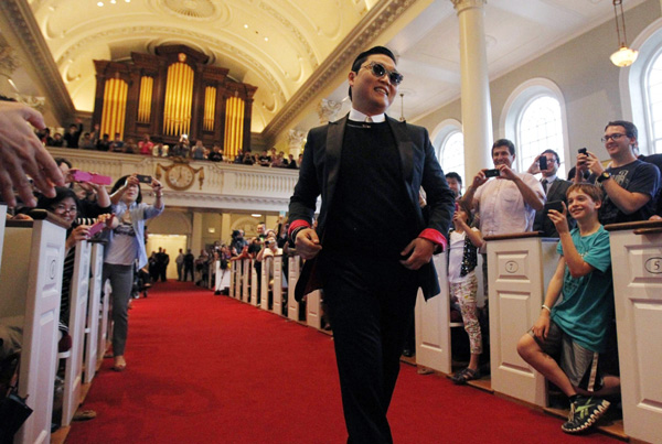 PSY speaks at Harvard University