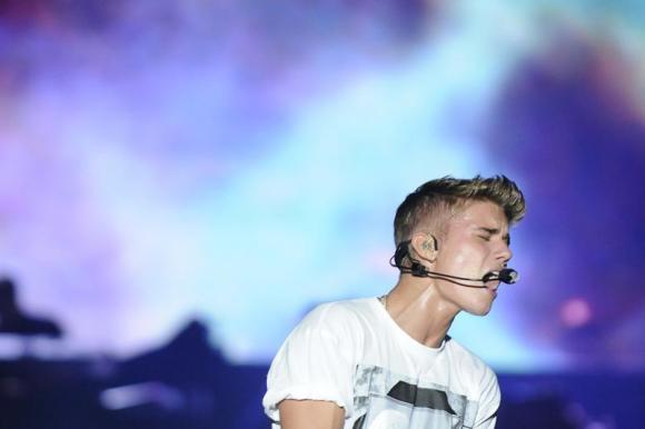 Police raid Justin Bieber's home, arrest man for drugs