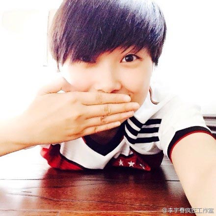 Singer Li Yuchun cheers for World Cup