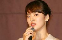 Singer Christine Fan pregnant with twins