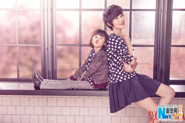 Bao Lei poses with daughter for photo shooting