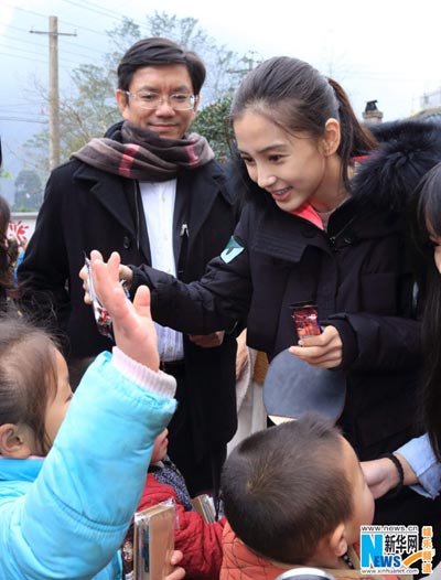 Angelababy visits children in Sichuan