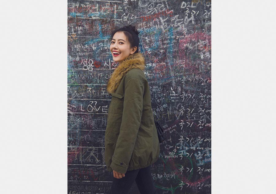 Actress Gao Yuanyuan on the streets of Seoul