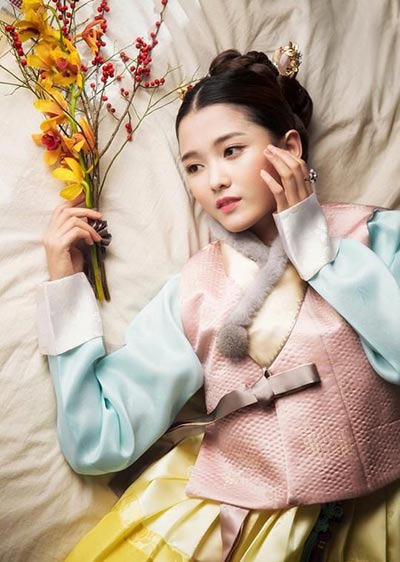 South Korean actresses in traditional hanbok