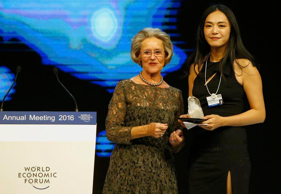 China's Yao honored with Crystal Award in Davos