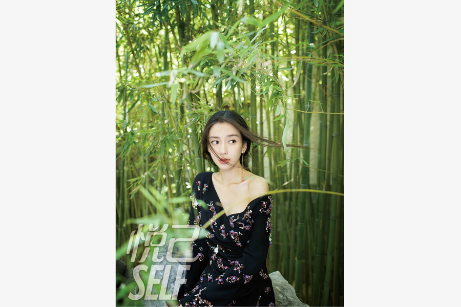 Angelababy poses photos at Summer Palace